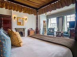 Luxury Four Poster room, Balmer Lawn Hotel