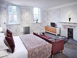 Splendid Attic Suite room, Barnett Hill Hotel
