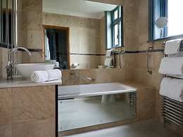 Manor room, Careys Manor & Senspa