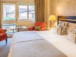 Knightwood room, Careys Manor & Senspa