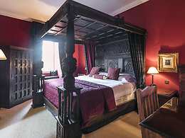 Themed Four Poster room, Dalhousie Castle