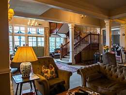 Lake Country House