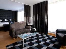 Lucy Suite - with private hot tub room, The Bermondsey Square Hotel