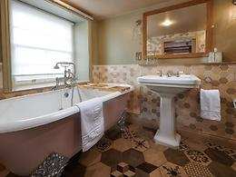 Luxury Suites room, The Devonshire Arms at Beeley