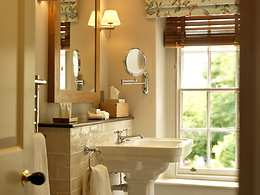 Farmhouse Four Poster room, The Devonshire Arms at Pilsley