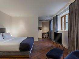 Junior room, The Roseate Reading