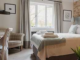 Pet friendly Ampney Hills Deluxe room, Wild Thyme and Honey